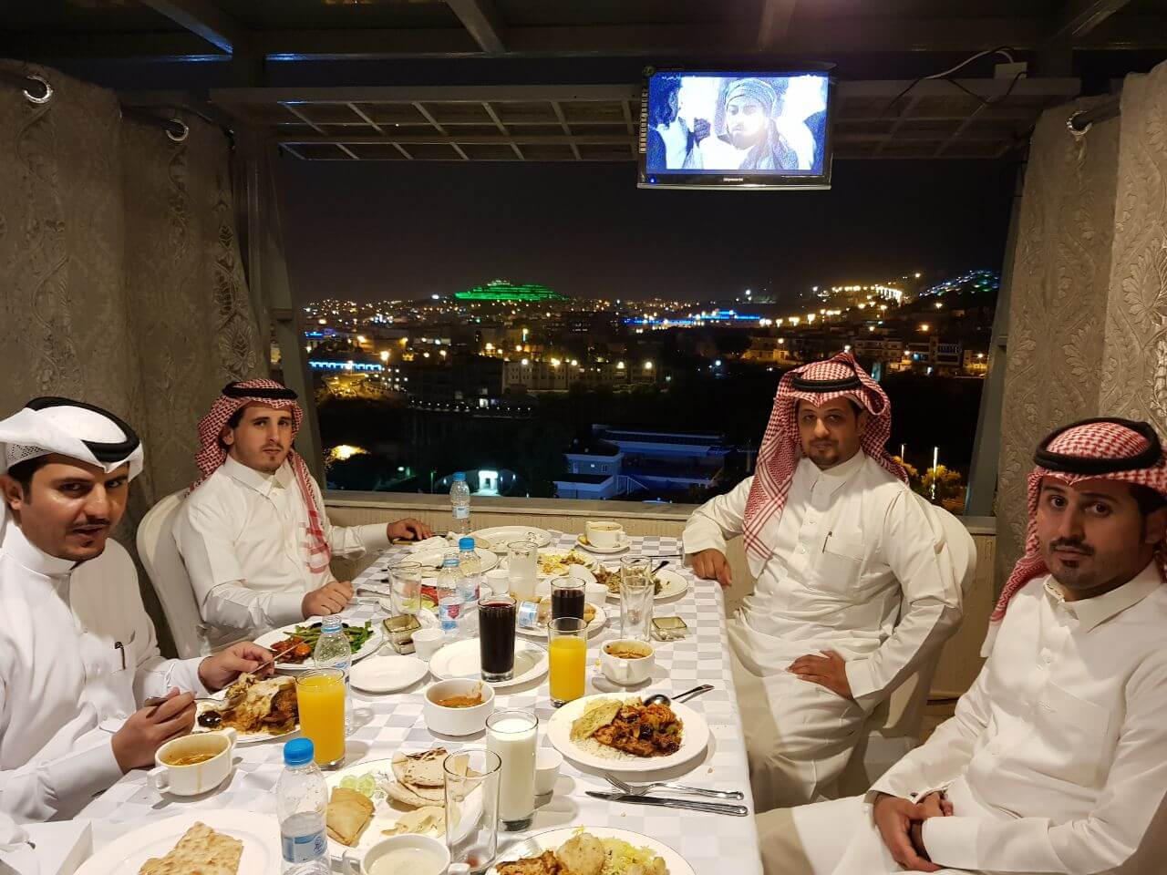 بالصور.. إفطار رمضاني لمنسوبي العلاقات العامة بالشؤون الإسلامية في عسير