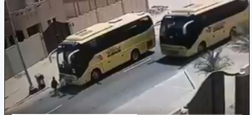 بالفيديو.. قائد حافلة متهور كاد يدهس طفلاً أمام منزله