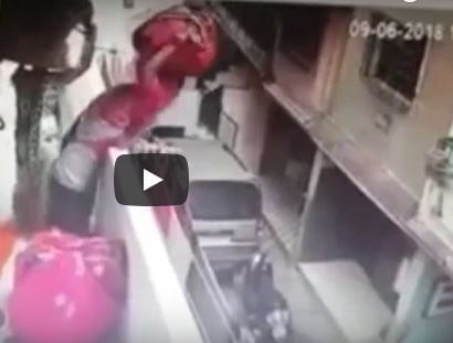 بالفيديو.. سقوط عاملة هندية من الطابق الثاني