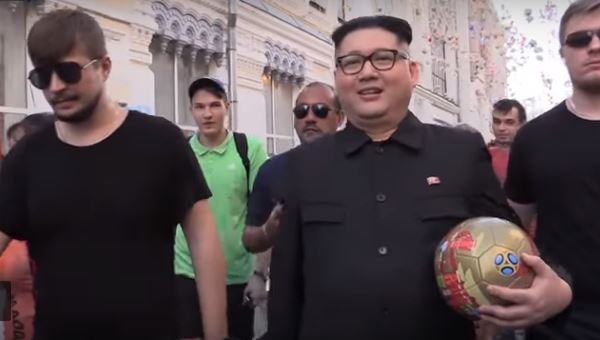 شاهد.. زعيم كوريا الشمالية يستعرض مهاراته الكروية في موسكو