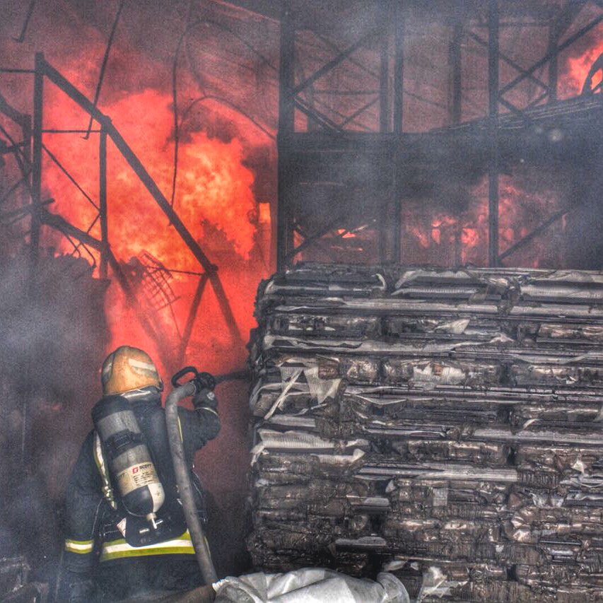 بالصور.. حريق يلتهم مستودعين للأثاث في جدة - المواطن