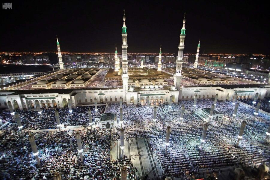 بالصور.. خدمات متكاملة للمصلين بالمسجد النبوي ليلة الـ 27 من رمضان