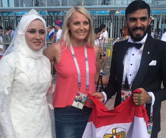 يحتفلان بزواجهما عند ملعب فولجوجراد قبل مباراة السعودية ومصر اليوم