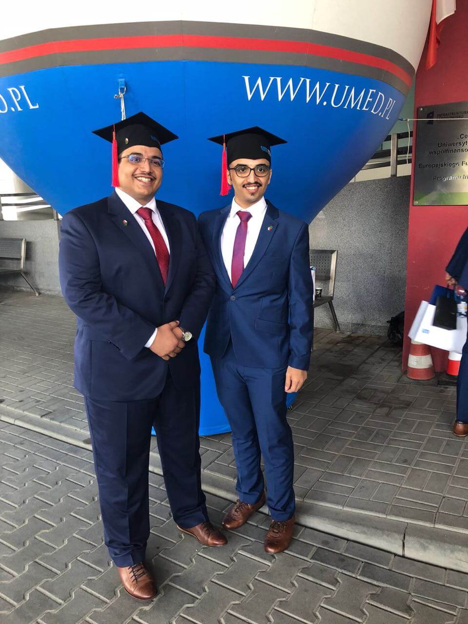 الأخوان أبودبيل يحتفلان بتخرجهما من جامعة ووج البولندية