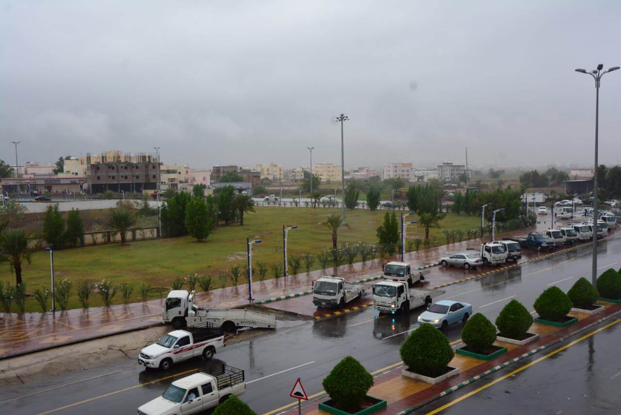 بالصور.. الأمطار تلطف الأجواء في محايل عسير وتدفع السكان للاستمتاع
