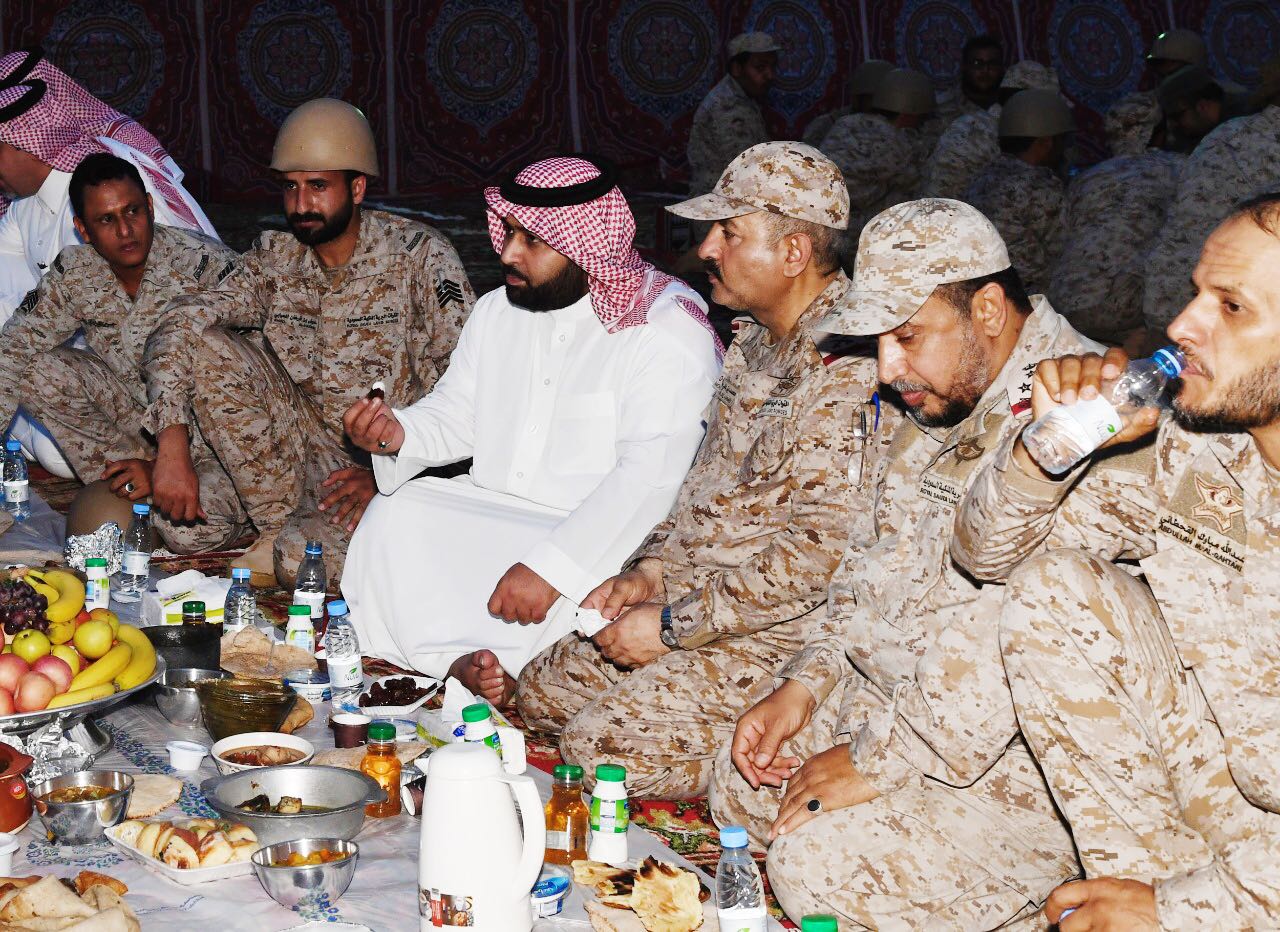 نائب أمير جازان يشارك المرابطين على الحد الجنوبي وجبة الإفطار
