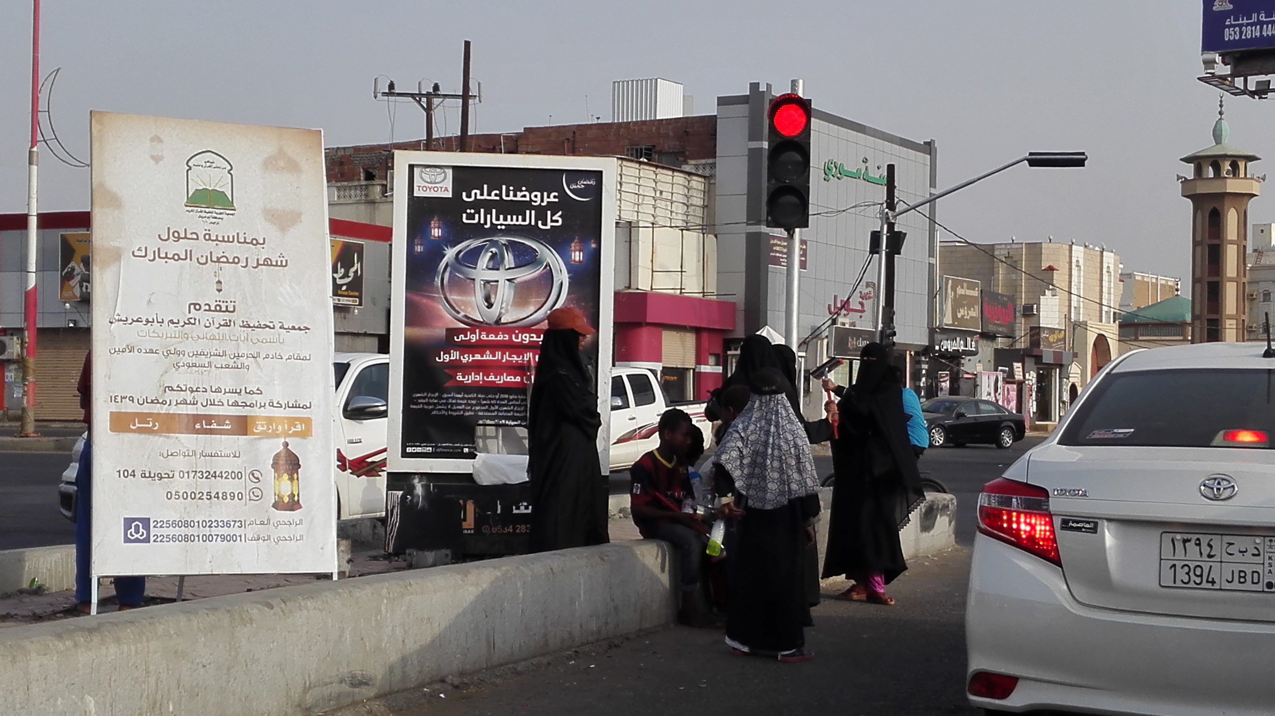 بالفيديو والصور.. متسولون في جازان قرب العيد وهذه ألاعيبهم!