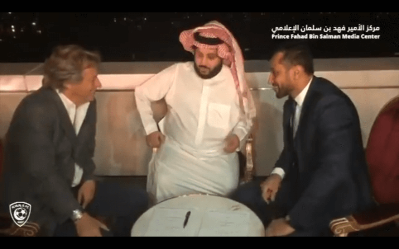 بالفيديو .. الهلال يتعاقد مع الداهية خيسوس بدعم من آل الشيخ