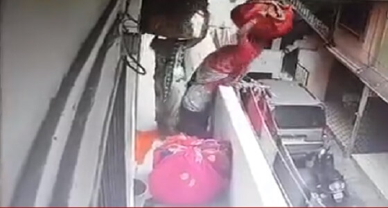 بالفيديو.. لحظة سقوط امرأة من شرفة منزلها بطريقة مروعة