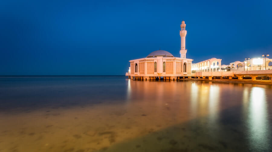 بالصور.. تعرف على المسجد العائم أشهر مساجد جدة