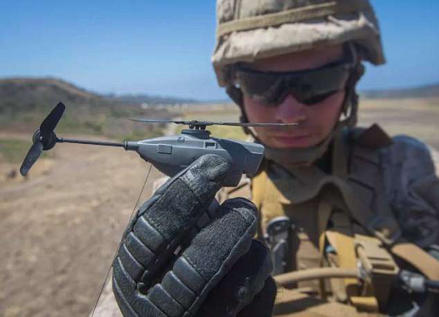 بالصور.. الجيش الأميركي يتسلح بأصغر طائرة درون في العالم
