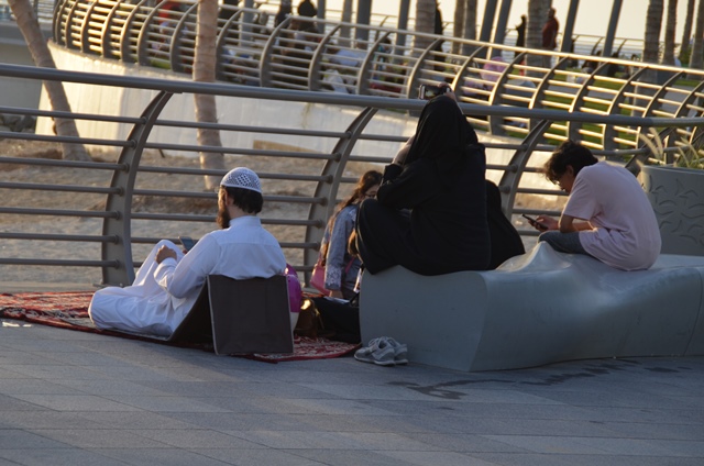 بالصور.. الجمال والروحانيات يدفعان أهالي جدة للإفطار مقابل الواجهة البحرية