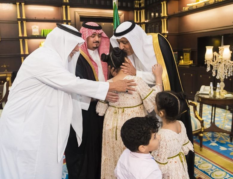 بالصور.. لفتة أبوية من أمير الباحة تجاه أبناء وذوي الشهيد الزهراني