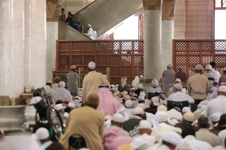 مكتبة المسجد النبوي توزع إصداراتها الإلكترونية على الحجاج