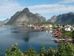 النرويجيون يتدافعون إلى البحار والأنهار للاستمتاع بالحرارة والمياه الدافئة