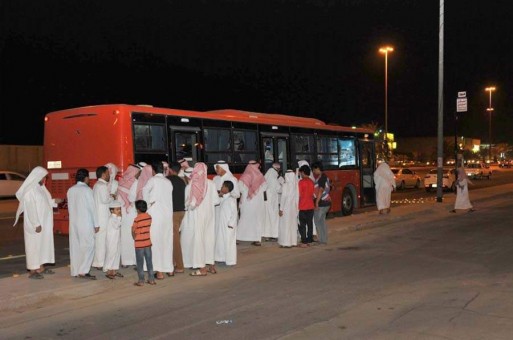 100 حافلة تنقل المعتمرين في 5 مواقع للنقل الترددي بمكة