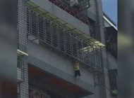 بالفيديو.. إنقاذ طفل تدلى برأسه من الطابق الخامس