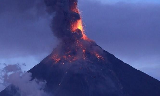بركان جيمس بوند ينفجر ويقذف صخورًا لمسافة 1100 متر