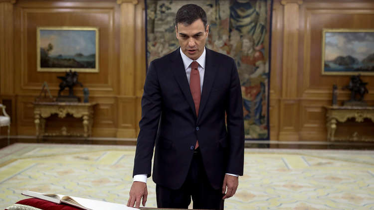 رئيس الوزراء الإسباني يرفض أداء اليمين الدستورية على الإنجيل