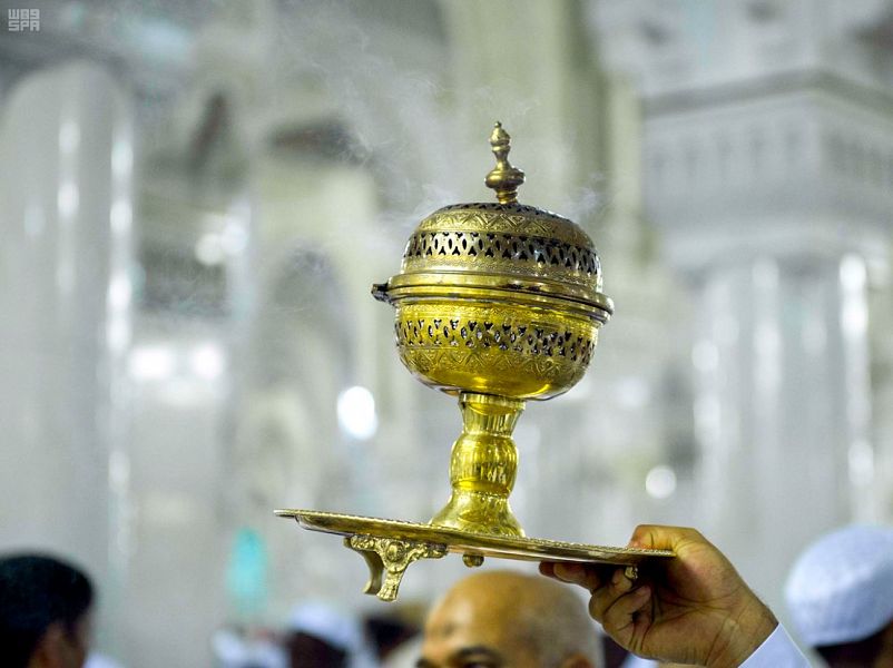 رائحة البخور تفوح بأرجاء المسجد النبوي في ليالي رمضان