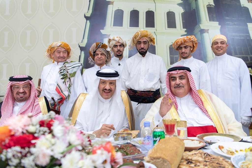  سلطان بن سلمان يستقبل وزير الخارجية البحريني ويقيم مأدبة غداء لضيوف سوق عكاظ