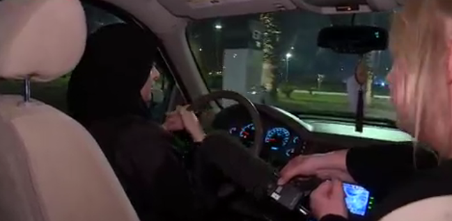 بالفيديو.. سعودية تقود مركبتها: حرية .. استقلال وتمكين