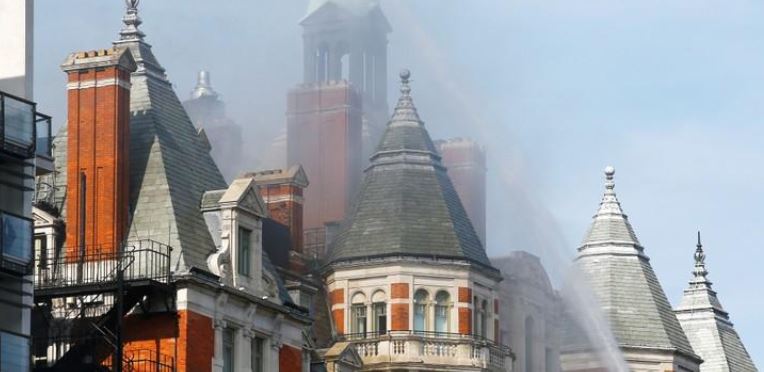 أكثر من 100 إطفائي يكافحون حريق فندق في لندن