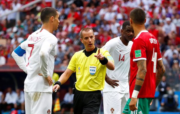 نجم المغرب يكشف واقعة غريبة بين رونالدو وحكم مباراة البرتغال