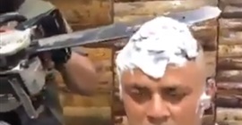 فيديو صادم.. رجل يحلق شعر زبائنه بمنشار كهربائي