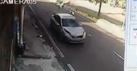 فيديو مروع.. سيارة مسرعة تدهس طفلًا أمام عائلته