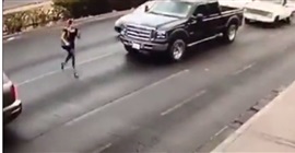 فيديو مروع.. سيارة مسرعة تدهس امرأة تعبر الطريق