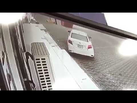 بالفيديو.. لحظة سرقة سيارة من أمام محل في المجاردة