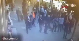 رجل يعتدي على زوجته في الشارع.. شاهد ردة فعل المارة!