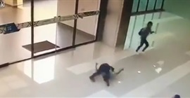 فيديو مروع.. لحظة سقوط عامل من أعلى بناية