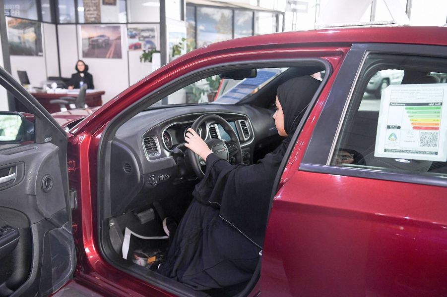 بالصور.. قيادة المرأة تنعش مبيعات السيارات في المملكة