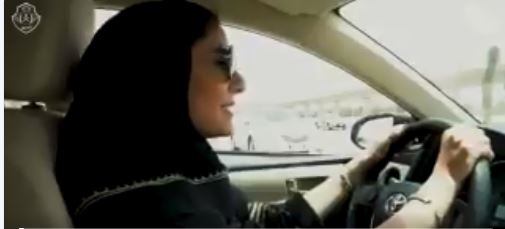 السماح للمرأة بقيادة السيارة عبر جسر الملك فهد.. الأحد - المواطن