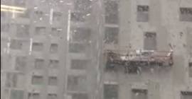 فيديو مرعب.. الرياح تتلاعب بسقالة فوقها عمال على ارتفاع كبير