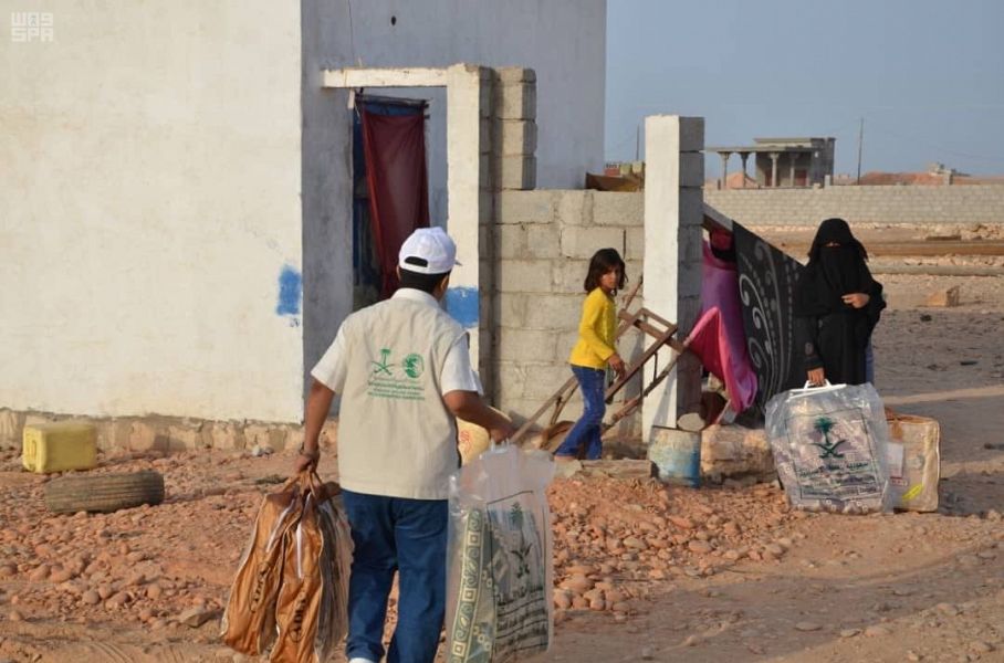 بالصور.. مركز الملك سلمان للإغاثة يوزع مساعدات إيوائية في المهرة