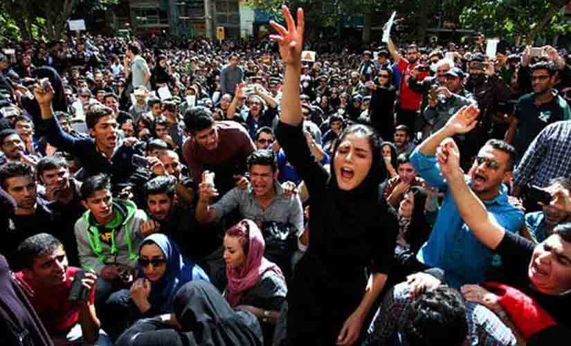 مظاهرات واحتجاجات تعمّ أسواق إيران واشتباكات في طهران