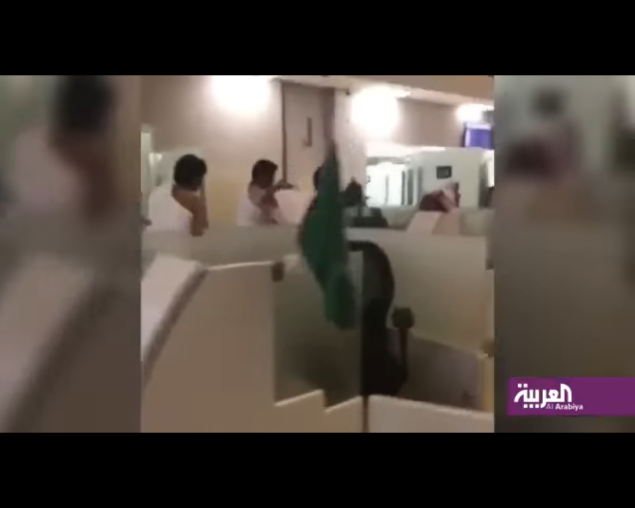 فيديو يفضح كذب الدوحة.. معتمرون قطريون يصلون مطار جدة لأداء المناسك