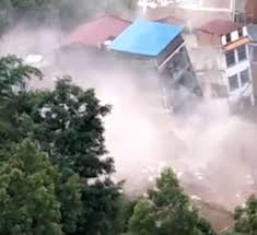 بالفيديو.. انهيار وتساقط المباني بسبب فيضانات الصين
