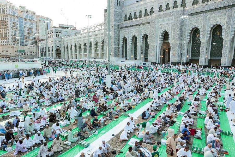 أشهى المأكولات العربية تُزين سفر الإفطار في المسجد النبوي