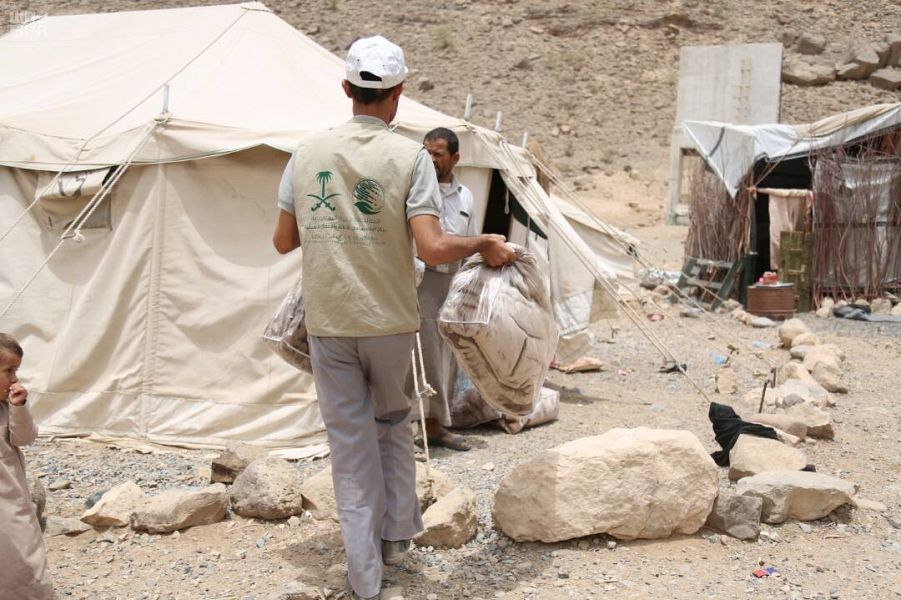 مركز الملك سلمان للإغاثة يوزع مواد إيوائية وغذائية على أرامل 9 محافظات يمنية