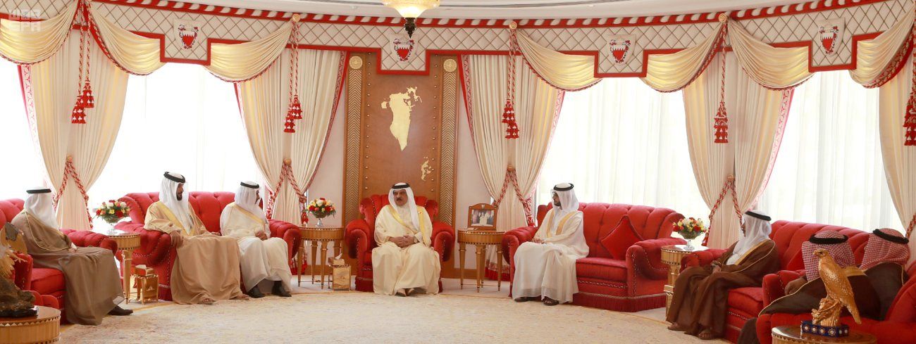 ملك البحرين يشيد بموقف المملكة والإمارات والكويت لتعزيز استقرار الأوضاع المالية لبلاده