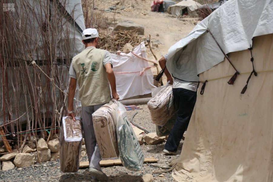 بالصور.. مركز الملك سلمان للإغاثة يوزع مساعدات غذائية للنازحين في مأرب