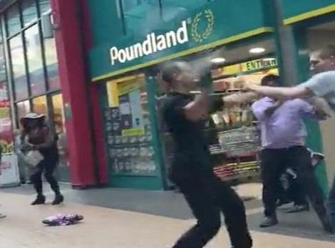 بالفيديو.. مضاربة دامية وضرب بالسلال أمام متجر في لندن