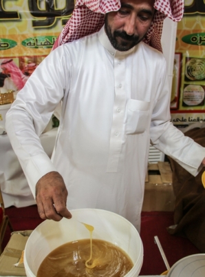 النحال أبو عقال: هذه أفخر أنواع العسل.. يقبل عليها المتسوقون بمهرجان الباحة
