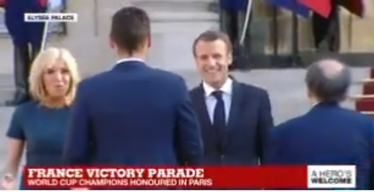 شاهد ..هكذا نسي إيمانويل ماكرون نفسه للاحتفال بفوز فرنسا بـ كأس العالم