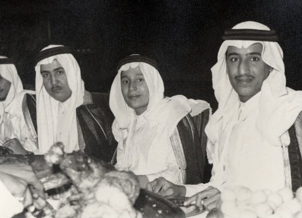 صورة نادرة للملك سلمان بن عبدالعزيز وهو في عمر الثامنة عشرة