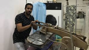 شاهد.. شاب سعودي يتحدى العيب ويمتهن غسل الملابس.. قصة أمل وكفاح